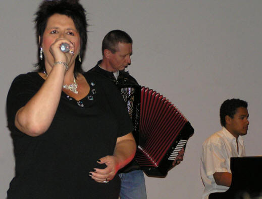 Linda opent CKC Songfestival 2005