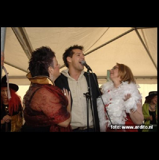 Rene van Kooten op podium Uitmarkt met Linda en Marga