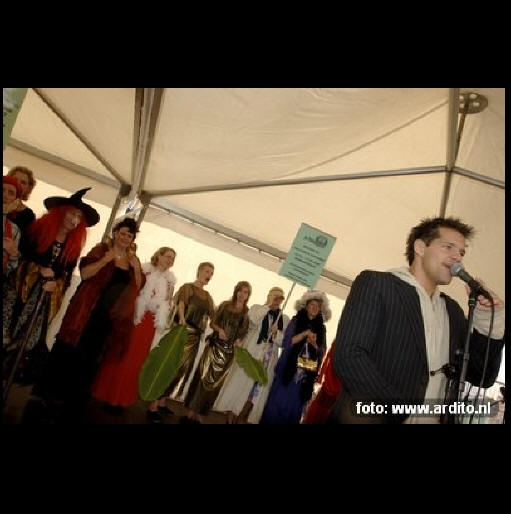 Rene van Kooten op podium Uitmarkt 