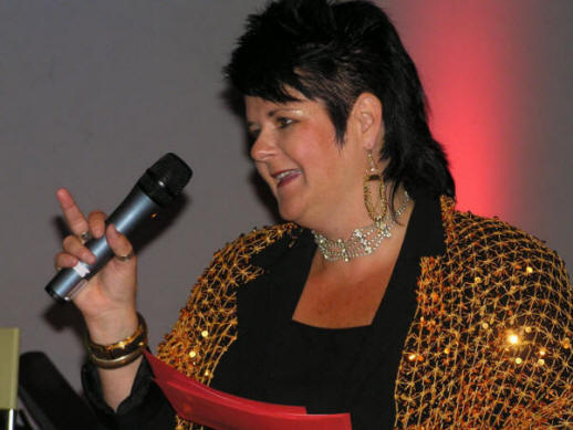 Linda presenteert het Zoetermeerse Songfestival