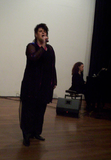 Linda zingt tijdens presentatie-avond 4-2-2005